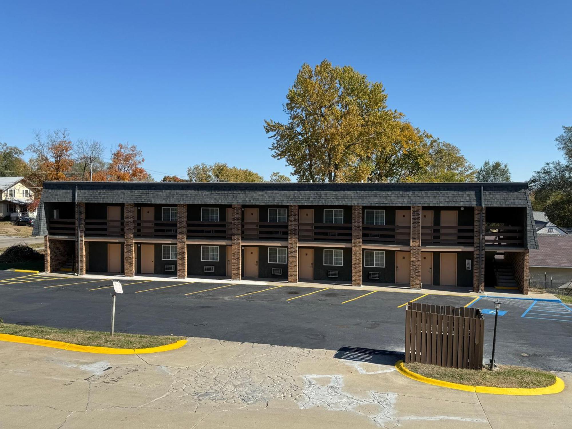 Westbridge Inn And Suites Centerville Exterior photo